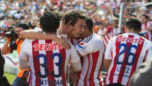 Jugadores de Chivas festejan el segundo gol del Cubo Torres