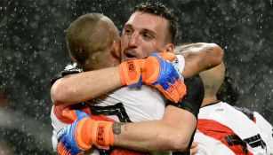 Franco Armani abraza a Maidana tras pasar a la Final