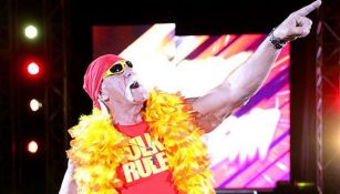 Hulk Hogan hace su entrada al ring
