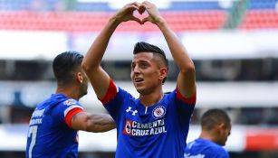 Roberto Alvarado festeja un gol con Cruz Azul