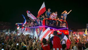 El plantel de Chivas celebra título de Liga en 2017