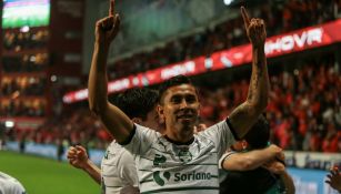 Jesús Isijara festejando un gol con Santos 
