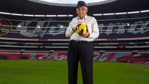Don Melquiades posa en la cancha del Estadio Azteca