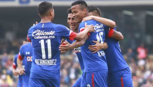 Jugadores del Cruz Azul festejando un gol ante Pumas 