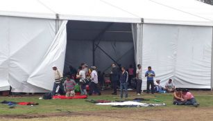 Integrantes de la caravana migrante en una carpa en la CDMX