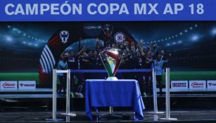  Trofeo de Cruz Azul de campeón de la Copa MX