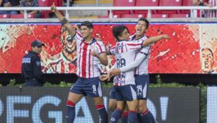Chivas festeja gol en el estadio Akron