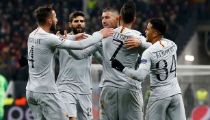 Jugadores de la Roma celebran el segundo gol contra CSKA