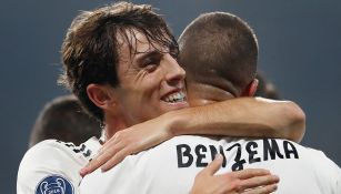 Benzema festeja uno de sus goles con Odriozola   