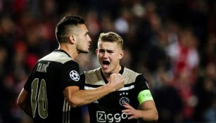 Dusan Tadic y Ligt celebran anotación del Ajax