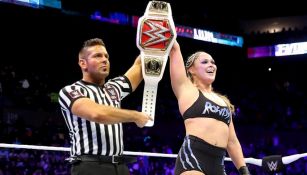 Ronda Rousey festeja tras retener el título en Evolution