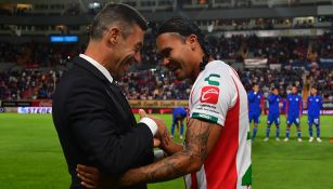 Caixinha y Carlos Peña se saludan previo a juego entre Cruz Azul y Necaxa