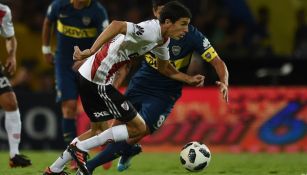 Ignacio Fernández conduce el esférico en duelo contra Boca