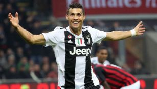 Cristiano Ronaldo festeja su gol contra el Milan en San Siro