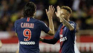 Cavani festeja con Neymar uno de sus goles vs Mónaco