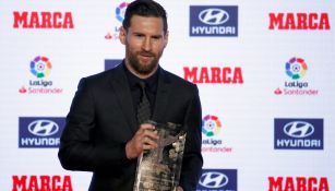 Messi posa con su quinto Pichichi de La Liga 
