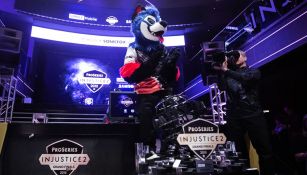SonicFox festeja tras ganar la Injustice Pro Series