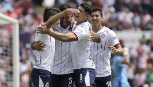 Jugadores de Chivas festejan gol