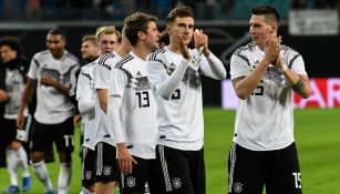Jugadores alemanes celebran el triunfo frente a Rusia