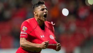 Alexis Vega festeja un gol con el Toluca