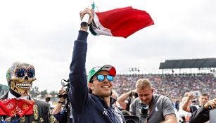 Checo saluda al público en Gran Premio de México