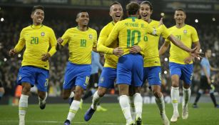 Jugadores de Brasil festejan anotación de Neymar