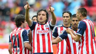 Reynoso festeja gol en su paso por Chivas