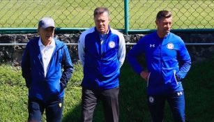 Álvarez, Peláez y Caixinha durante el entrenamiento del Cruz Azul 
