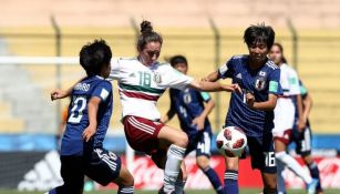 Jugadora de México disputa un balón con dos japonesas 
