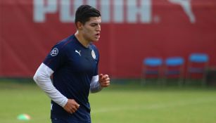 Ronaldo Cisneros en la práctica con Chivas