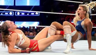 Charlotte Flair aplica una Figura en 4 a Ronda Rousey