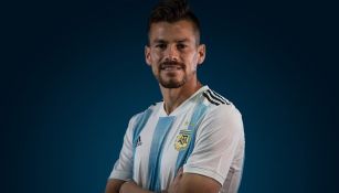 Gastón Giménez posa con la playera de Argentina