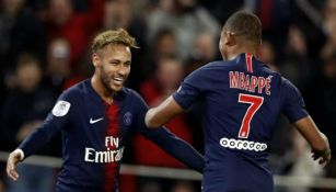 Neymar y Mbappé festejan un gol en un juego del PSG