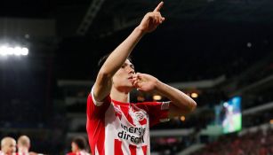 Chucky Lozano festeja un gol con el PSV