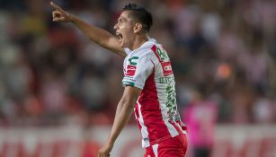Dieter Villalpando festeja gol con Necaxa