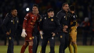 Maradona festeja con jugadores de Dorados el pase a la Final