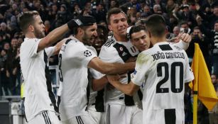 Mandzukic festeja con sus compañeros su gol vs Valencia