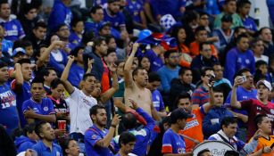 Aficionados de Cruz Azul alientan a su equipo en Liga MX