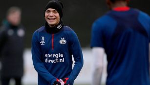 Chucky Lozano sonríe durante práctica del PSV