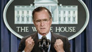 George H.W. Bush durante una conferencia de prensa