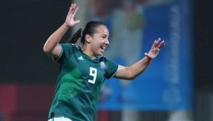 Charlyn Corral festeja un gol con la Selección Mexicana
