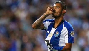 Jesús Corona celebra gol en Champions