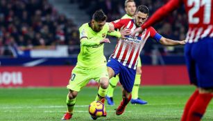 Messi conduce el balón en choque contra Atlético de Madrid