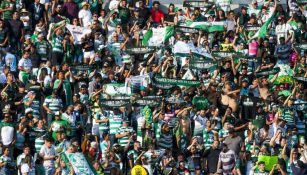 Aficionados de Santos apoyando a su equipo