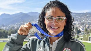 Mónica Vergara posa con su medalla
