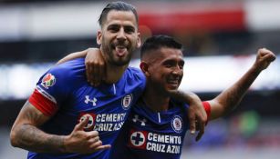 Édgar Méndez y Elías Hernández festejan un gol