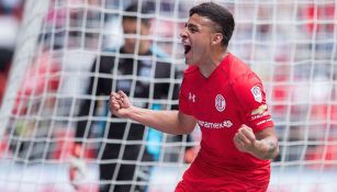 Alexis Vega festeja un gol con el Toluca