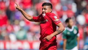 Alexis Vega festeja un gol con el Toluca 
