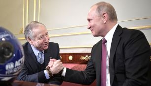 Jean Todt (izq) le da la mano a Vladimir Putin (der)