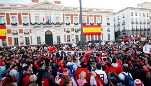  Aficionados del River Plate abarrotan la Puerta del Sol de Madrid